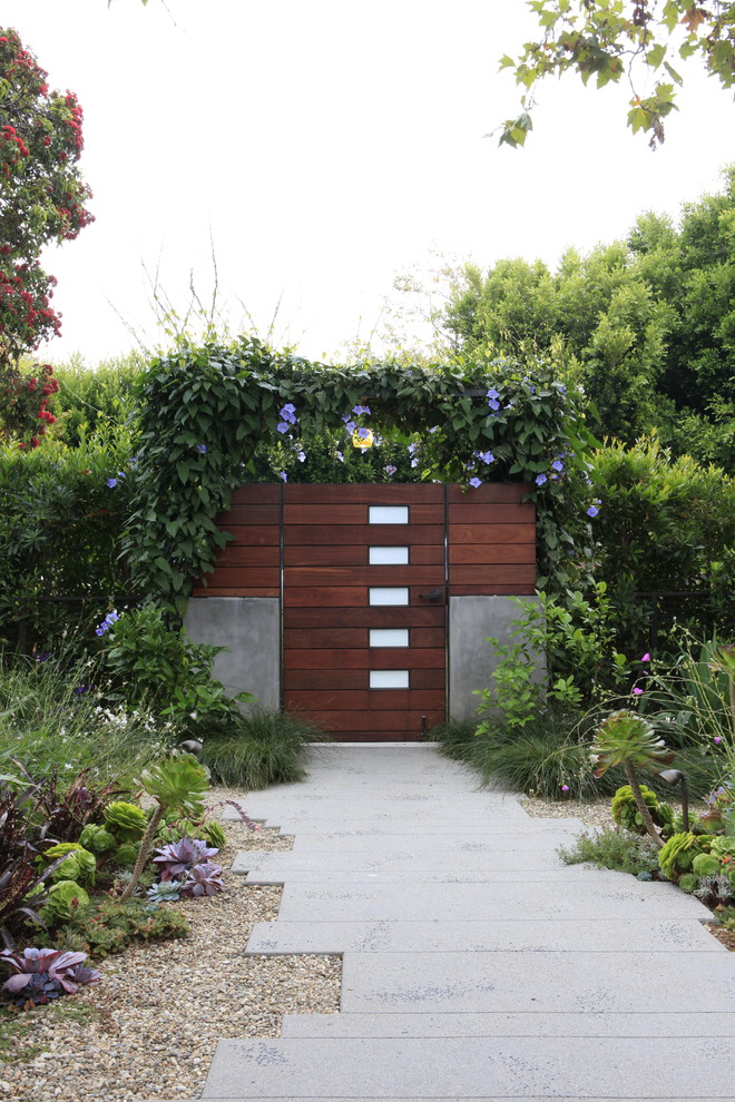 Exemple d'un jardin moderne avec des pavés en béton.