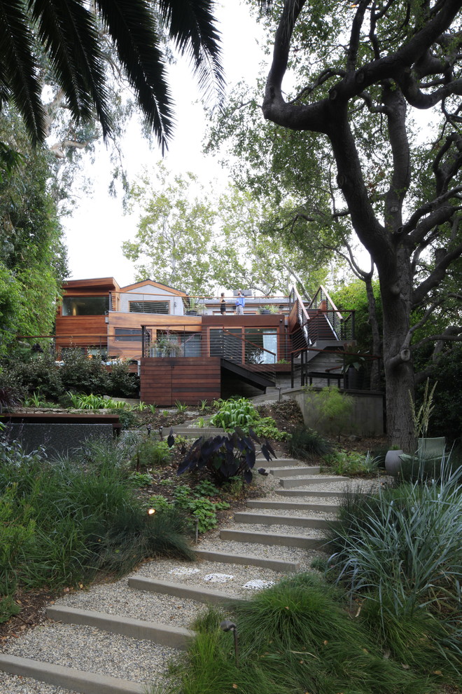 Источник вдохновения для домашнего уюта: участок и сад на склоне в стиле модернизм с покрытием из гравия