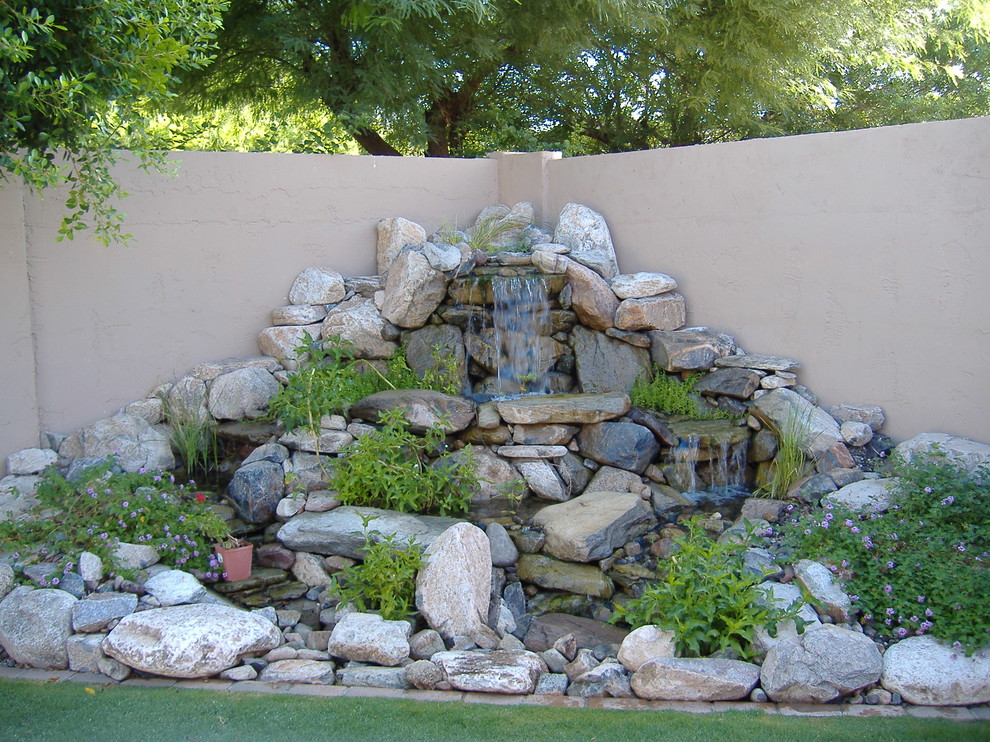 Aménagement d'un petit jardin arrière méditerranéen avec un bassin et une exposition ensoleillée.
