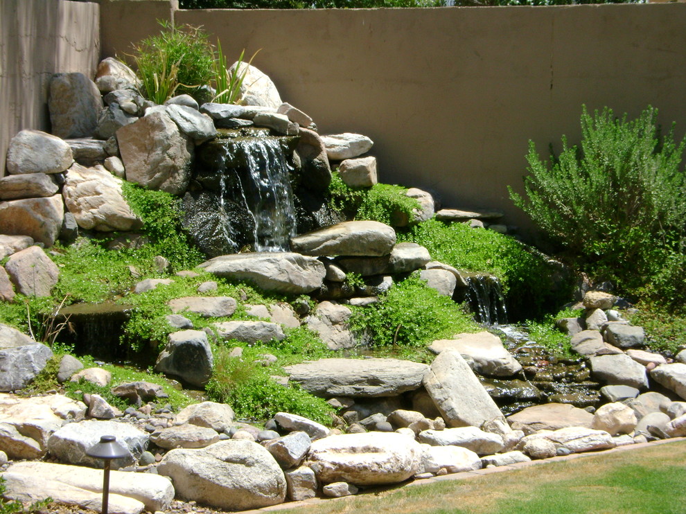 Cette image montre un petit jardin arrière méditerranéen avec un bassin et une exposition ensoleillée.