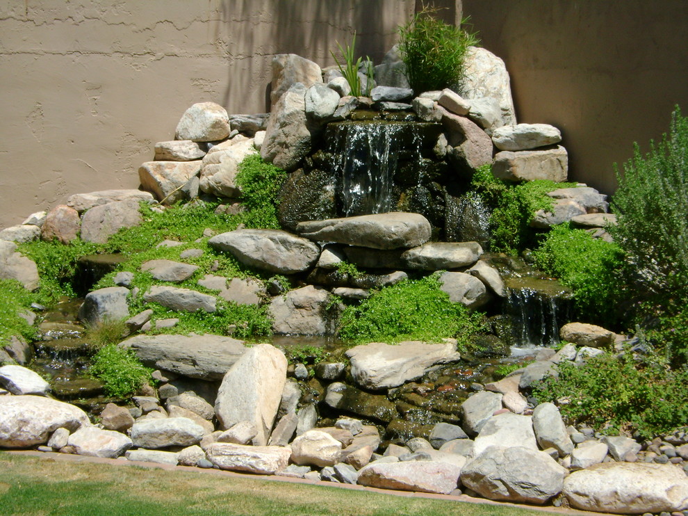 На фото: маленький солнечный сад с прудом на заднем дворе в средиземноморском стиле с хорошей освещенностью для на участке и в саду с