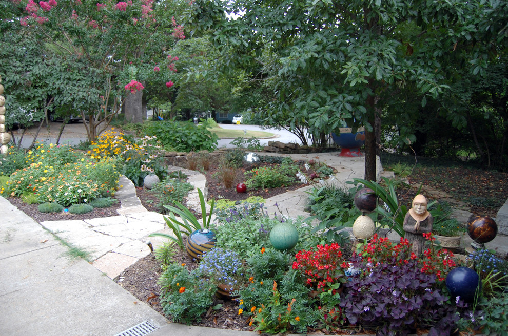 Exemple d'un petit aménagement d'entrée ou allée de jardin éclectique avec des pavés en pierre naturelle.