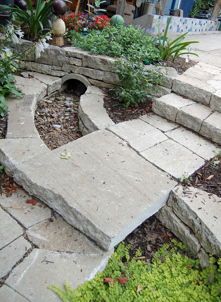 Ejemplo de camino de jardín bohemio de tamaño medio en patio delantero con adoquines de piedra natural