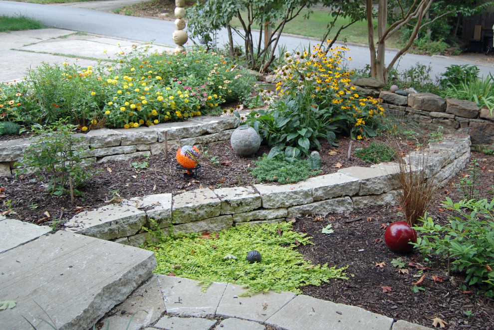 Ejemplo de camino de jardín bohemio de tamaño medio en patio delantero con adoquines de piedra natural