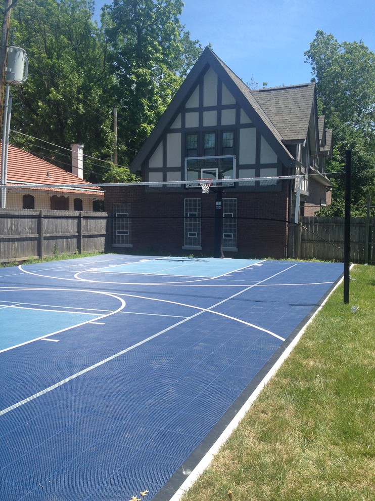 Design ideas for a mid-sized traditional full sun backyard outdoor sport court in St Louis.