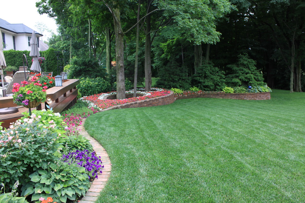 Design ideas for a traditional lawn edging in Grand Rapids.