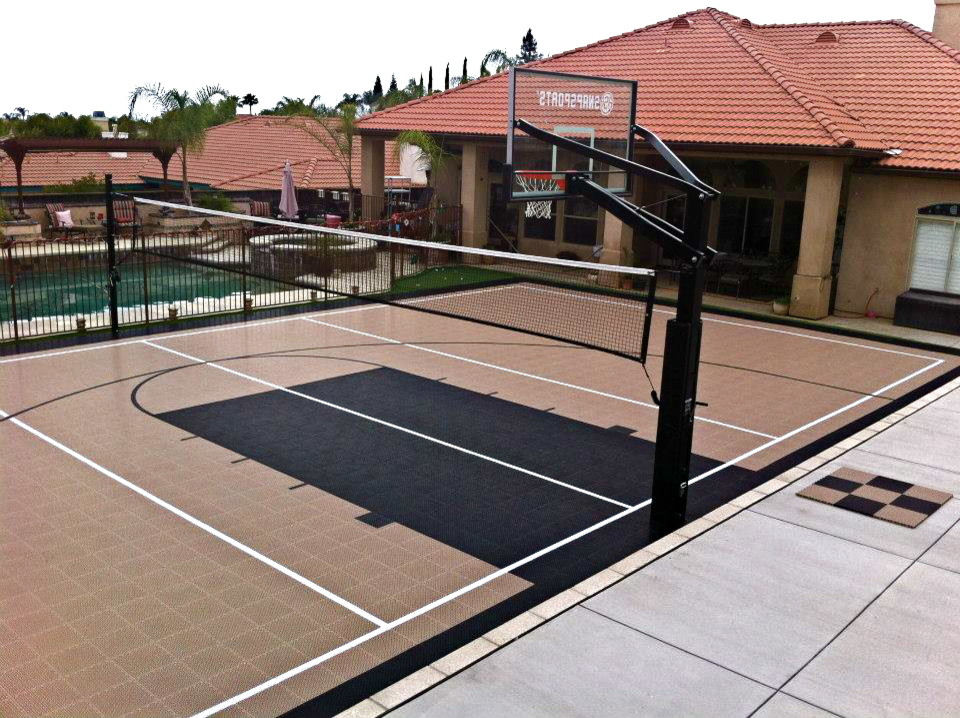 Contemporary garden in Orange County with an outdoor sport court.