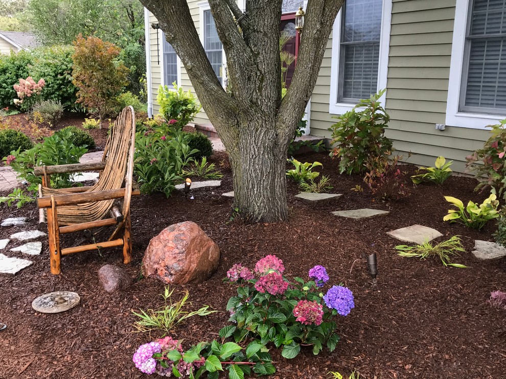 Пример оригинального дизайна: тенистый, летний регулярный сад среднего размера на переднем дворе в классическом стиле с покрытием из каменной брусчатки