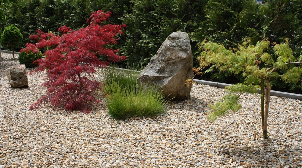 Foto de jardín de estilo zen de tamaño medio con exposición total al sol y gravilla