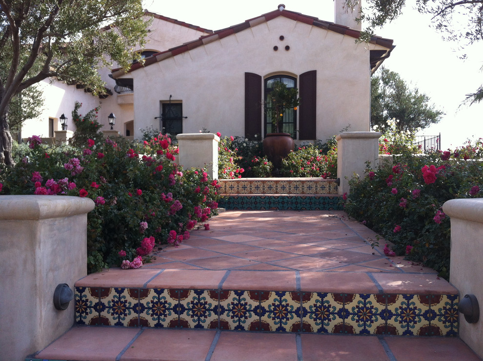 Mittelgroßer Mediterraner Garten mit direkter Sonneneinstrahlung und Natursteinplatten in Orange County