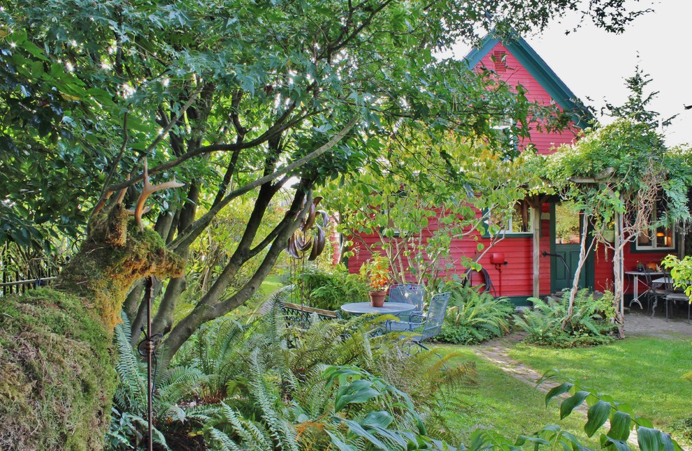 This is an example of an eclectic landscaping in Seattle.