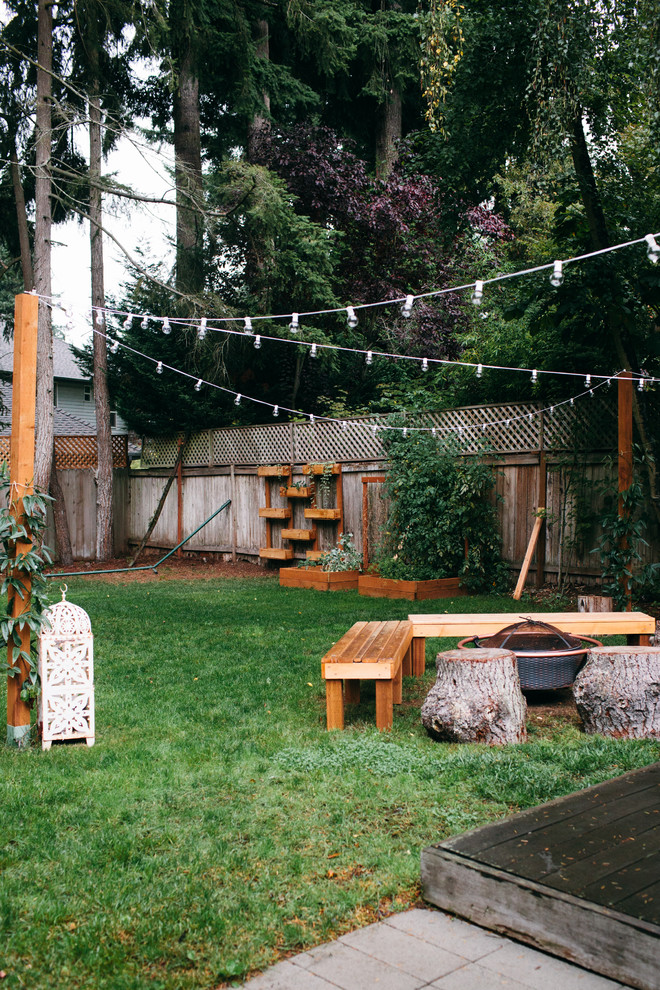 Idee per un orto in giardino american style esposto in pieno sole di medie dimensioni e dietro casa in estate con pedane