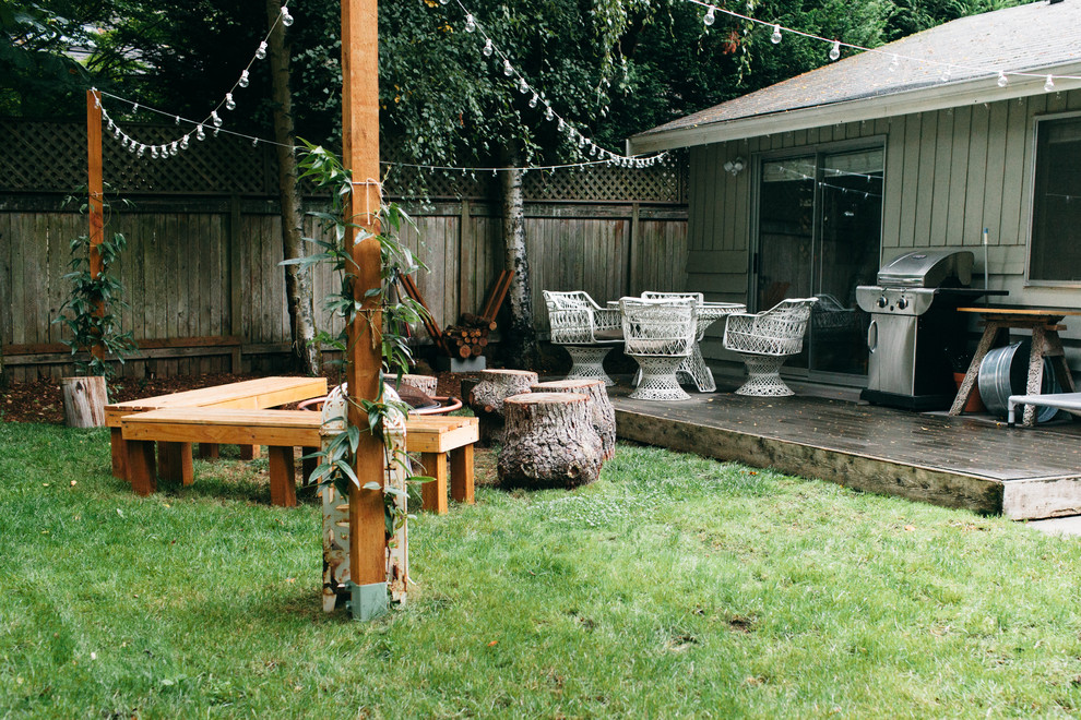 シアトルにある低価格の中くらいな、夏のラスティックスタイルのおしゃれな裏庭 (コンテナガーデン、デッキ材舗装) の写真