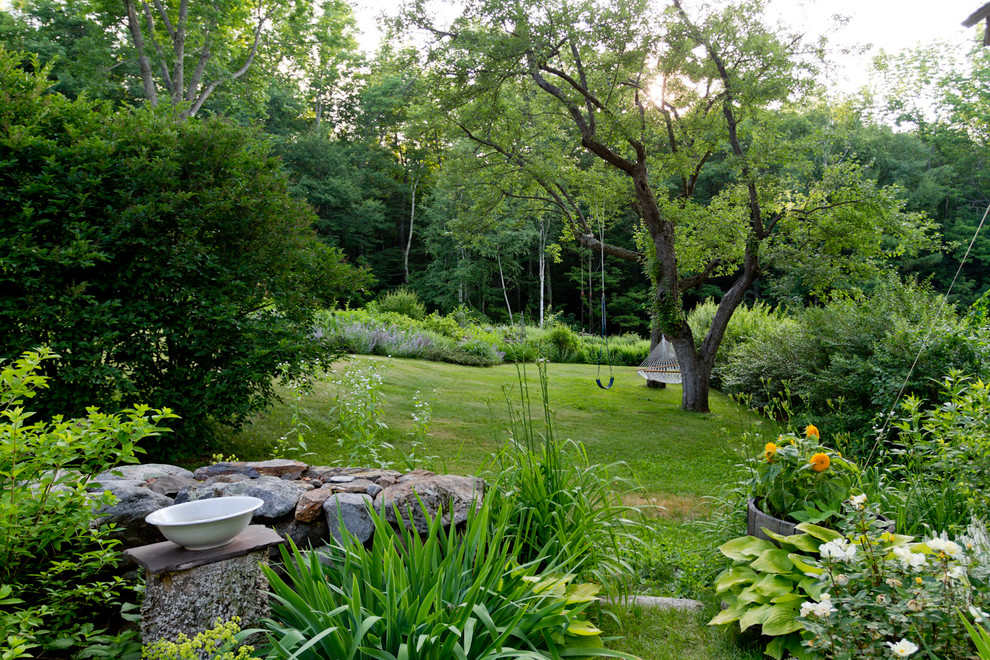 Halbschattiger Klassischer Garten hinter dem Haus in New York