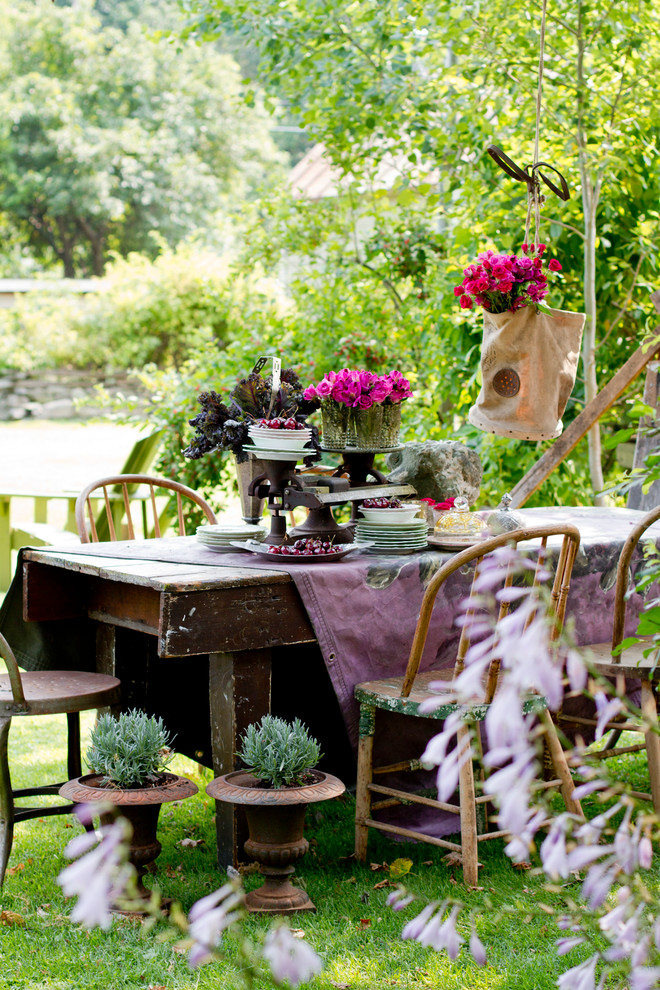 Inspiration for a shabby-chic style garden in New York.