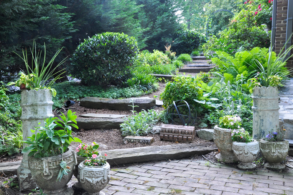 На фото: участок и сад на боковом дворе в классическом стиле с мощением клинкерной брусчаткой