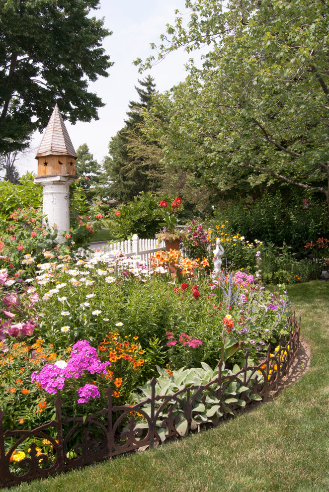 Immagine di un giardino formale boho chic esposto in pieno sole di medie dimensioni e davanti casa in estate con pavimentazioni in cemento