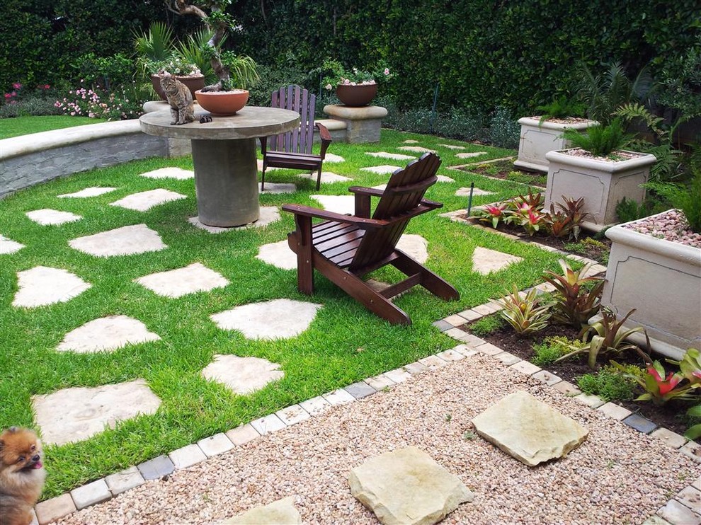 Design ideas for a traditional backyard landscaping.