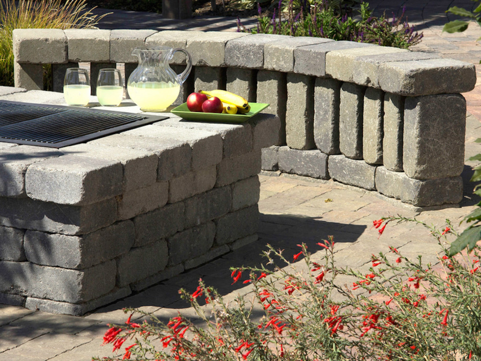 Ispirazione per un giardino american style dietro casa con pavimentazioni in pietra naturale