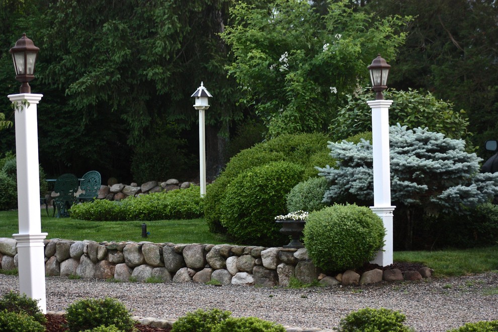 Photo of a large traditional full sun front yard gravel landscaping in New York.