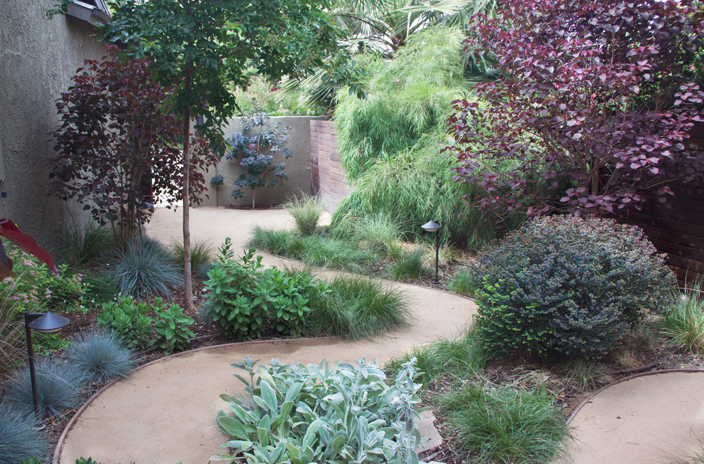 Inspiration for a mid-sized eclectic partial sun side yard stone garden path in Los Angeles.