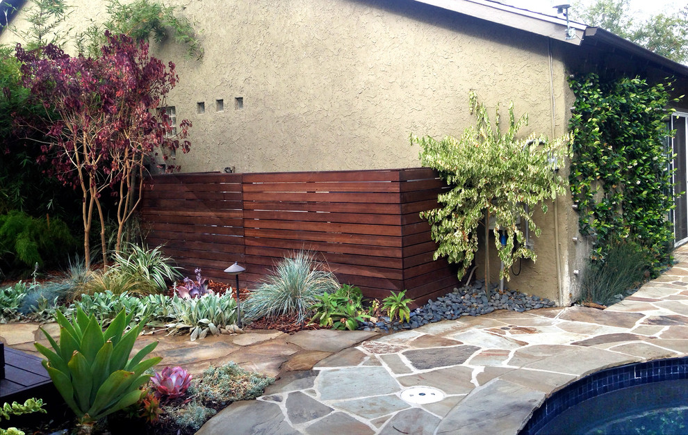 Großer, Halbschattiger Stilmix Garten hinter dem Haus mit Natursteinplatten in Los Angeles