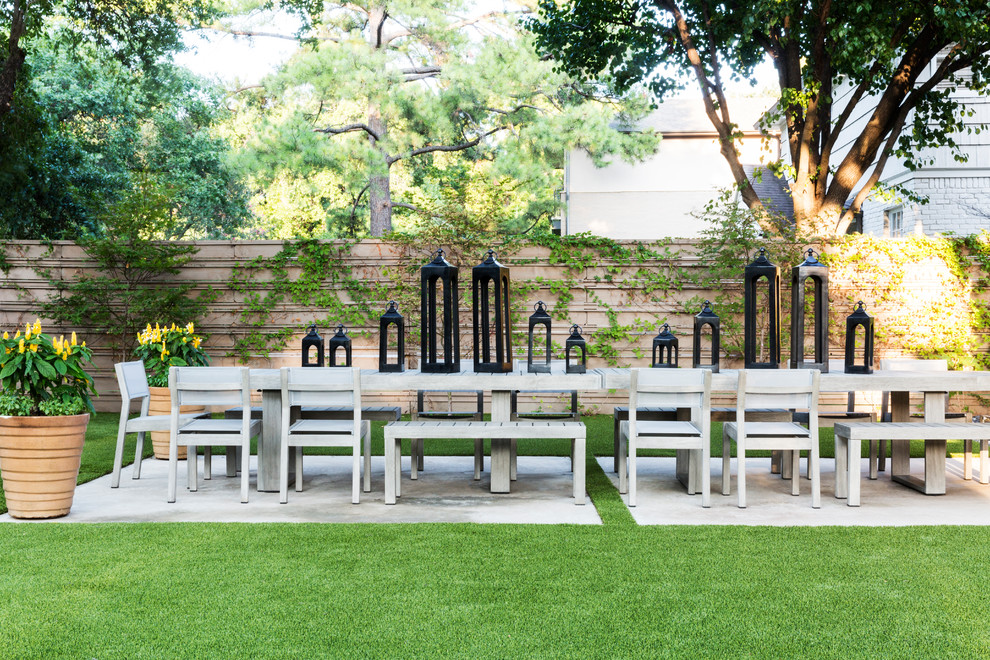 Идея дизайна: участок и сад среднего размера на заднем дворе в стиле модернизм с полуденной тенью и мощением тротуарной плиткой