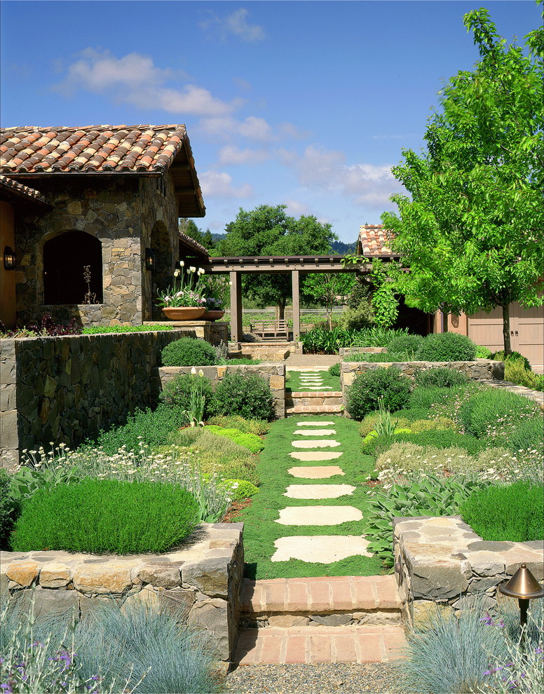 Стильный дизайн: участок и сад на переднем дворе в средиземноморском стиле с покрытием из каменной брусчатки - последний тренд