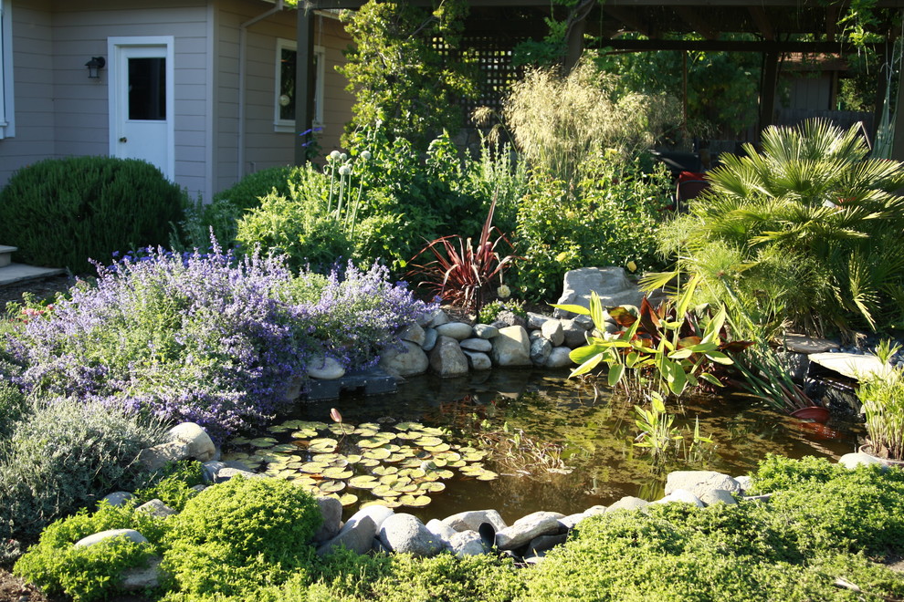 Idées déco pour un jardin arrière classique au printemps avec un point d'eau, une exposition ombragée et des pavés en pierre naturelle.