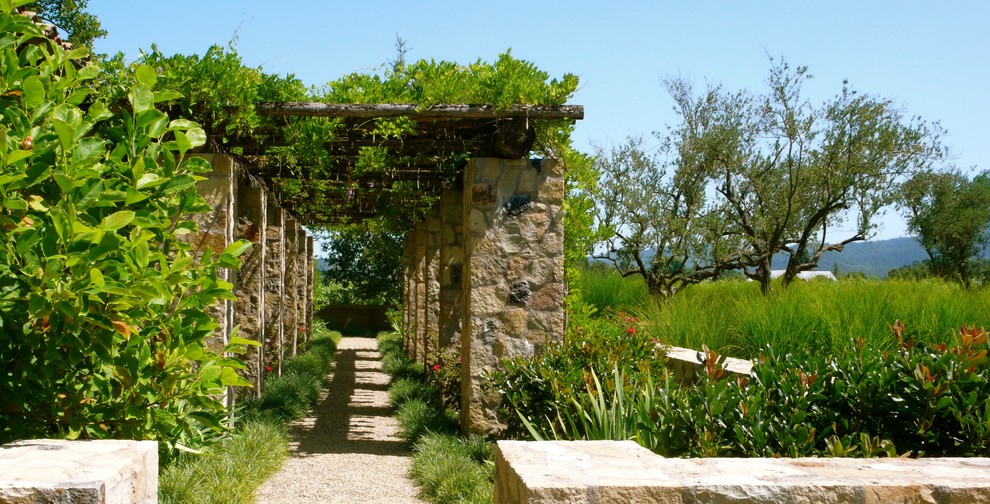 Пример оригинального дизайна: участок и сад в средиземноморском стиле с подпорной стенкой