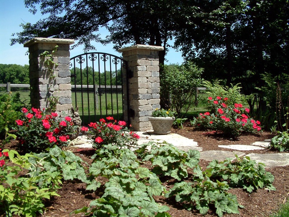Idées déco pour un grand aménagement d'entrée ou allée de jardin latéral classique avec une exposition ensoleillée et des pavés en pierre naturelle.