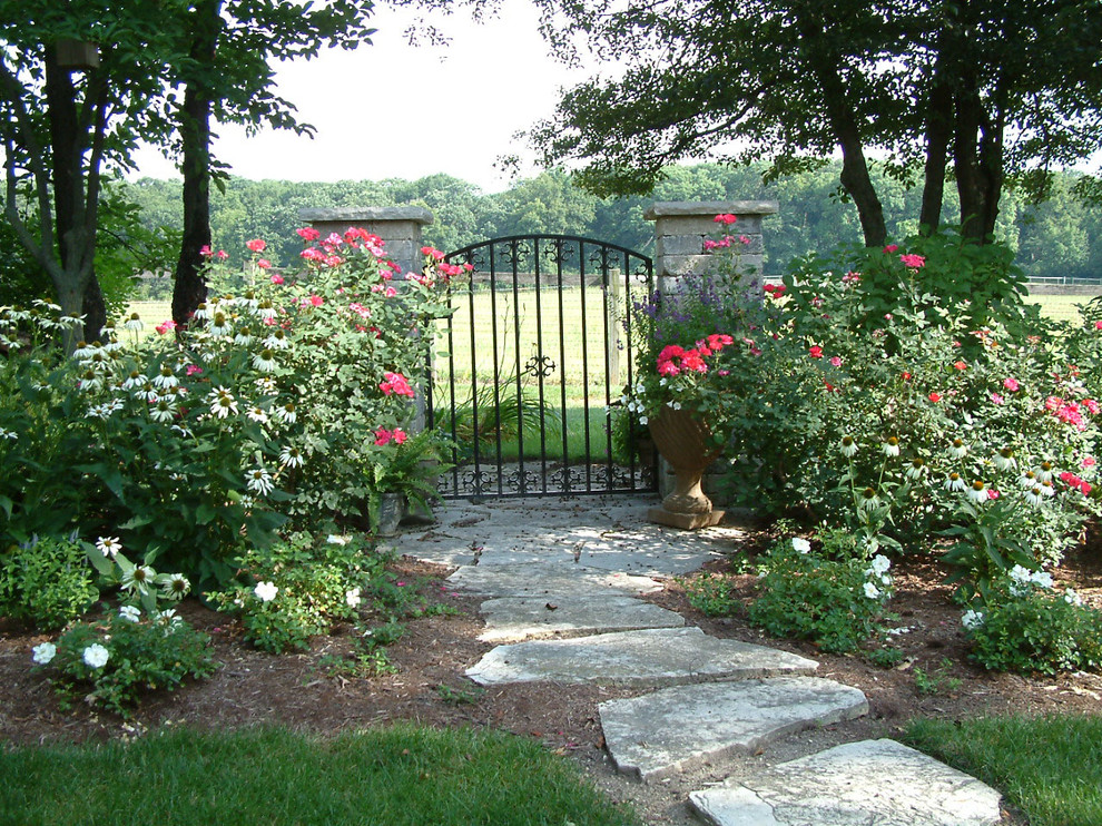 Foto di un giardino formale classico in ombra di medie dimensioni e dietro casa con pavimentazioni in pietra naturale e un ingresso o sentiero