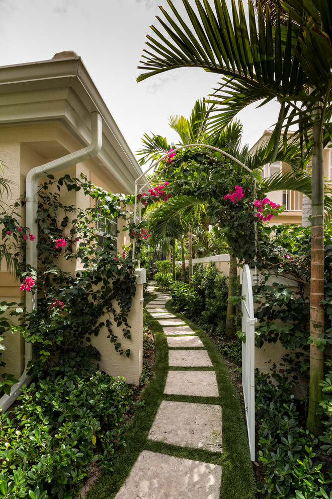 Immagine di un giardino tropicale stretto e in ombra con un ingresso o sentiero, passi giapponesi e pavimentazioni in cemento