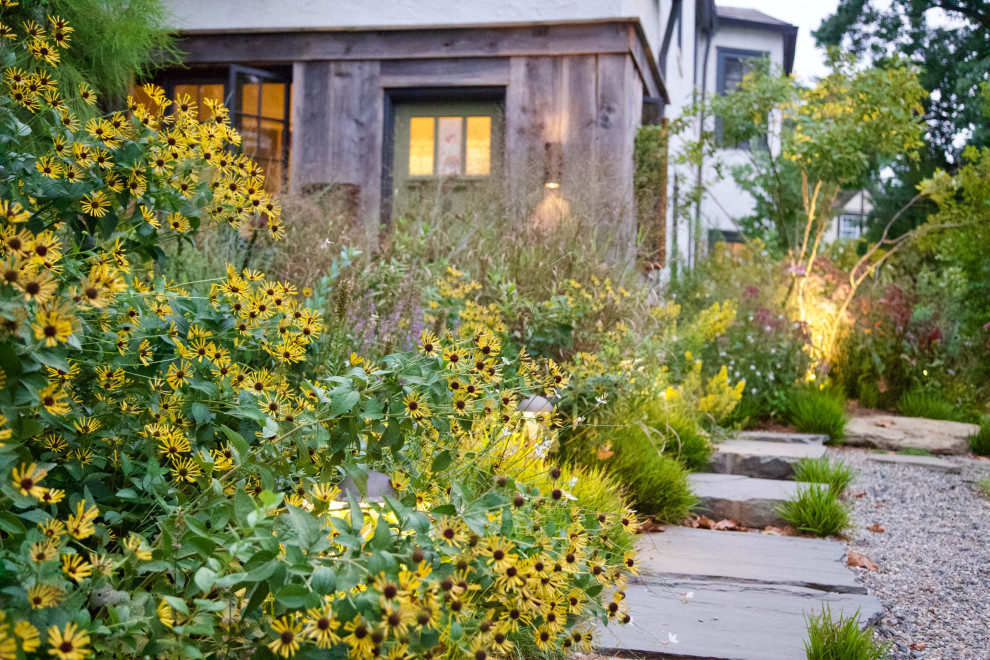Стильный дизайн: маленький солнечный участок и сад на переднем дворе в стиле кантри с клумбами, хорошей освещенностью и покрытием из каменной брусчатки для на участке и в саду - последний тренд