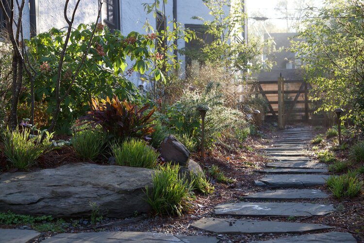 Modelo de camino de jardín bohemio de tamaño medio en patio lateral con exposición total al sol y adoquines de piedra natural