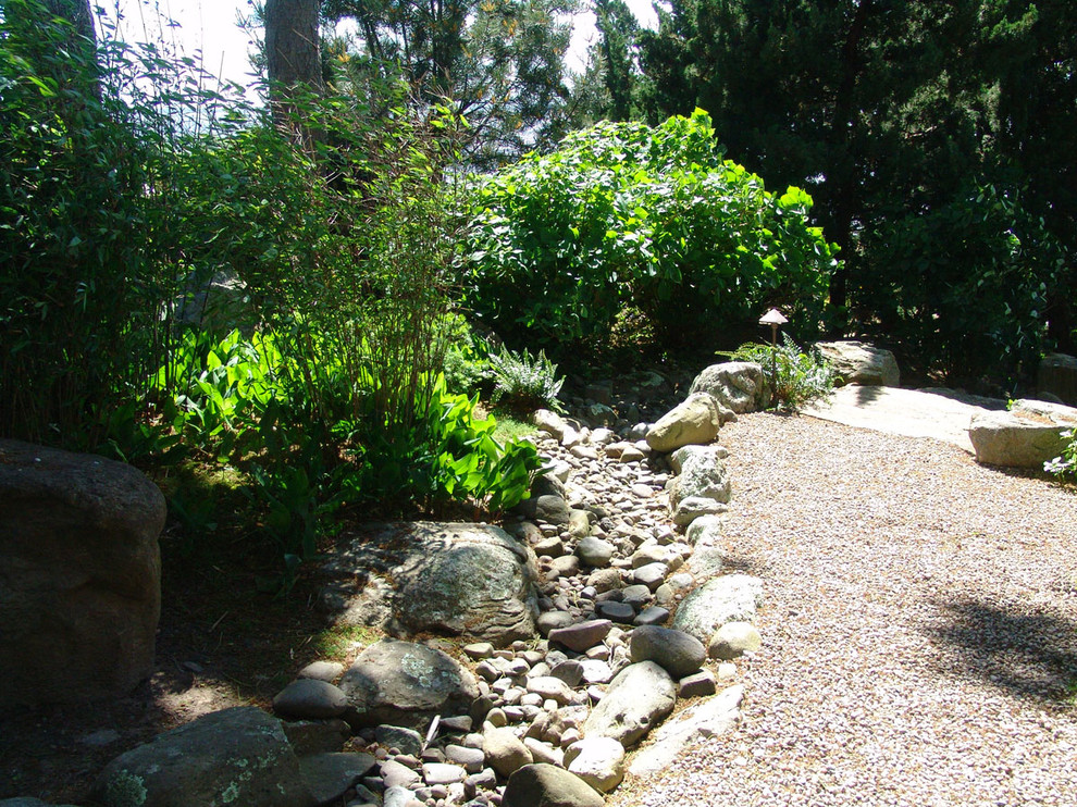 Ejemplo de camino de jardín de estilo zen grande con exposición reducida al sol y gravilla
