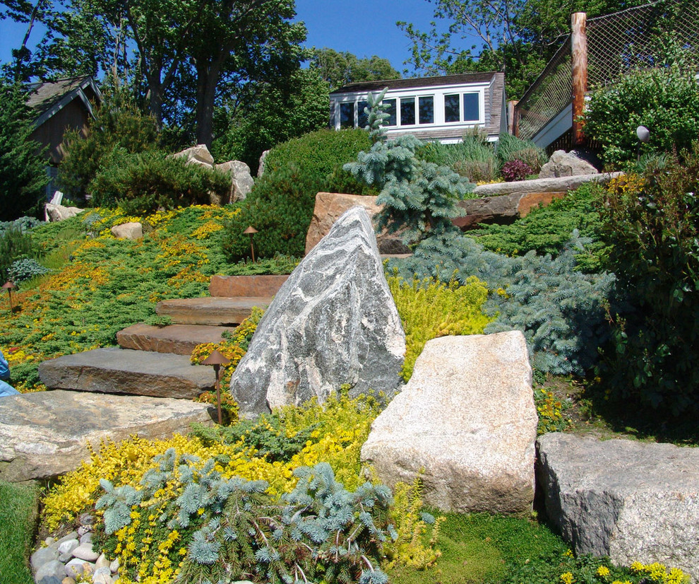 Foto di un grande giardino etnico esposto in pieno sole in estate con un pendio, una collina o una riva e pavimentazioni in pietra naturale