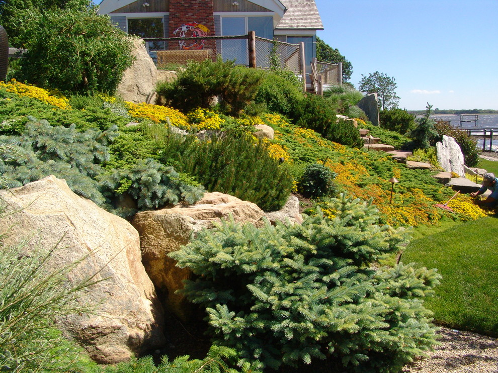Großer Asiatischer Garten im Sommer mit direkter Sonneneinstrahlung und Natursteinplatten in Providence