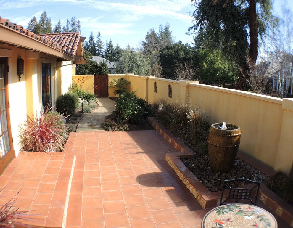 Immagine di un piccolo giardino xeriscape mediterraneo esposto in pieno sole nel cortile laterale