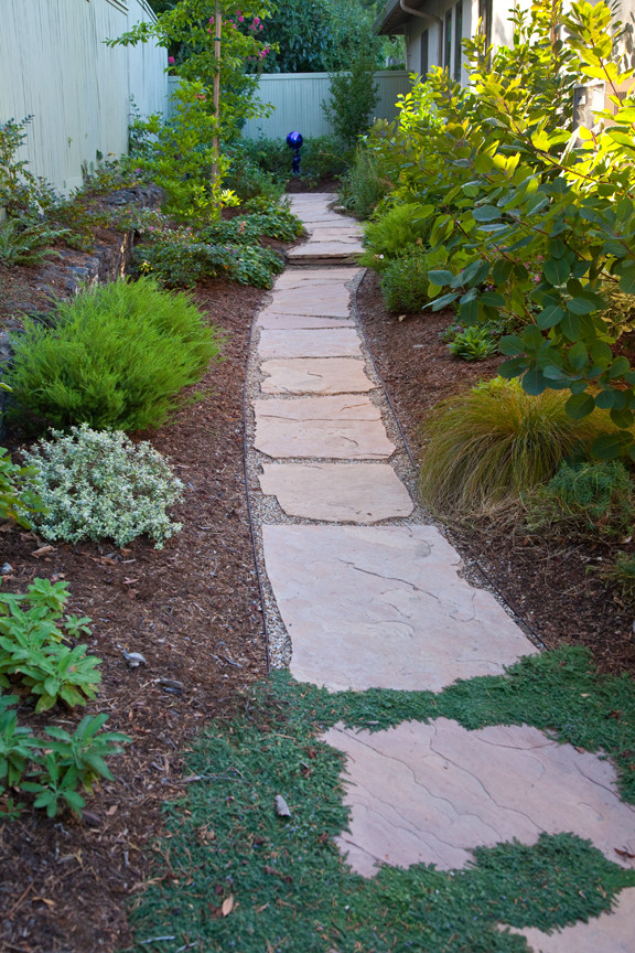 Пример оригинального дизайна: маленький тенистый, весенний участок и сад на боковом дворе в средиземноморском стиле с покрытием из каменной брусчатки для на участке и в саду