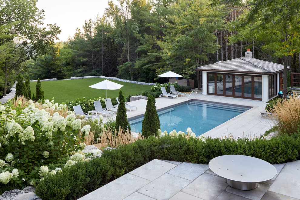 Foto di un ampio giardino formale classico esposto a mezz'ombra dietro casa in estate con un ingresso o sentiero e pavimentazioni in pietra naturale