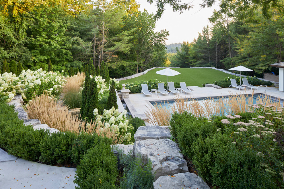 Geometrischer, Geräumiger, Halbschattiger Klassischer Gartenweg im Sommer, hinter dem Haus mit Natursteinplatten in Toronto