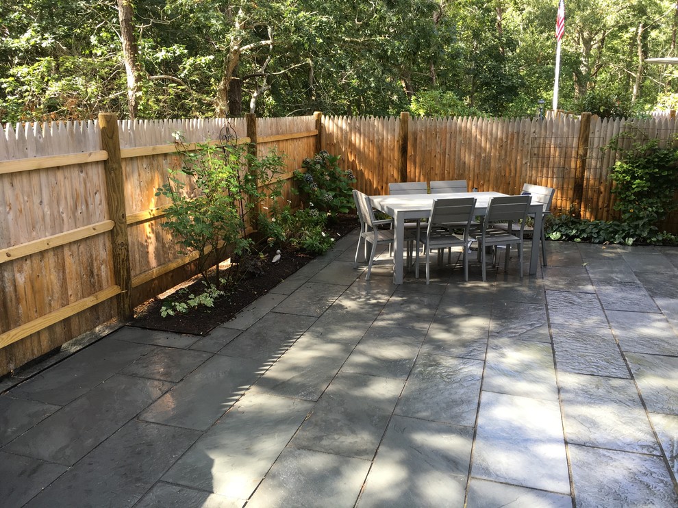 Idee per un piccolo giardino stile marinaro esposto a mezz'ombra dietro casa in estate con pavimentazioni in pietra naturale