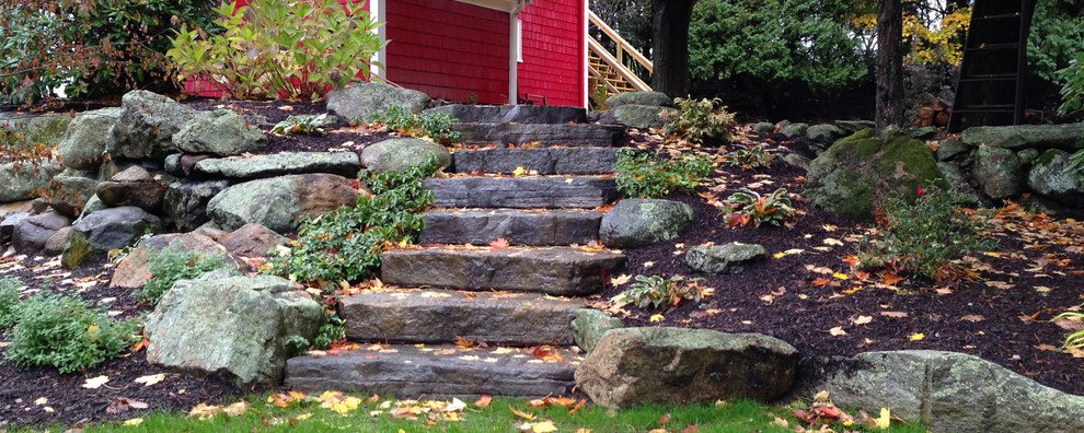 Idee per un giardino country esposto a mezz'ombra dietro casa in autunno con un ingresso o sentiero e pavimentazioni in pietra naturale