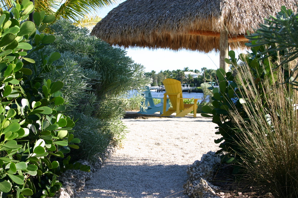 Foto de camino de jardín de secano marinero grande en verano en patio delantero con exposición parcial al sol y gravilla