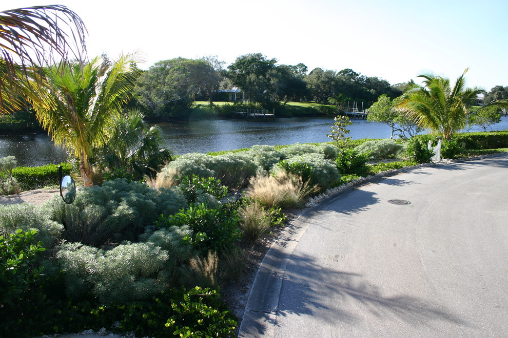 Idee per un grande giardino xeriscape costiero esposto a mezz'ombra davanti casa in estate con ghiaia e un ingresso o sentiero