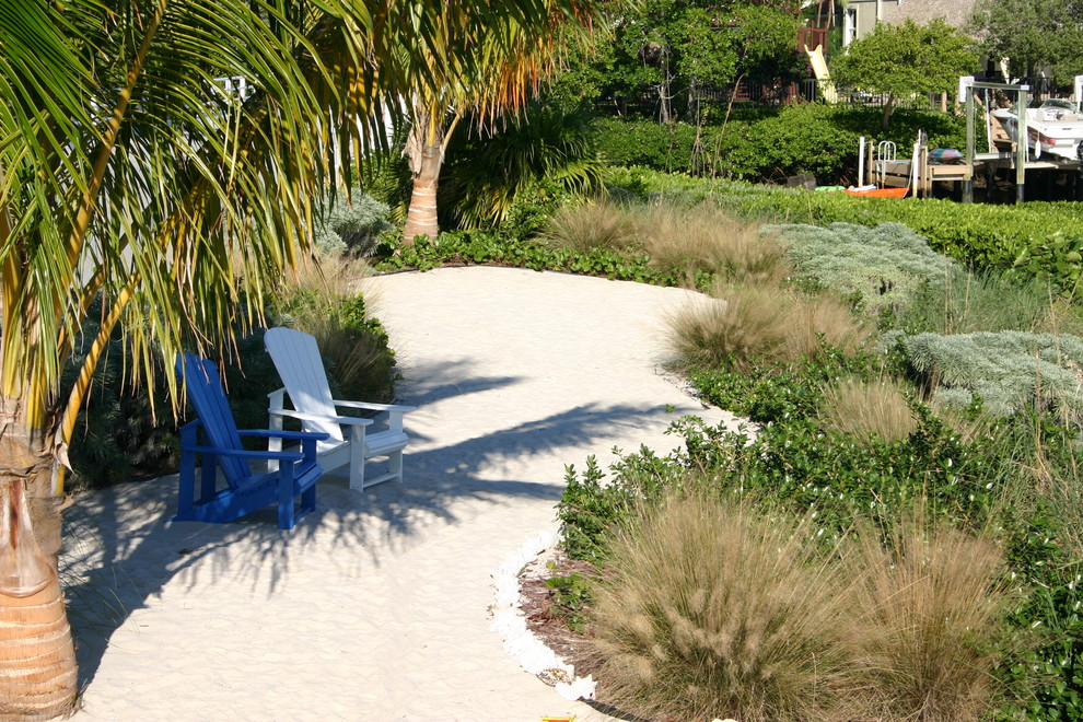 Foto di un grande giardino xeriscape costiero esposto a mezz'ombra davanti casa in estate con ghiaia e un ingresso o sentiero