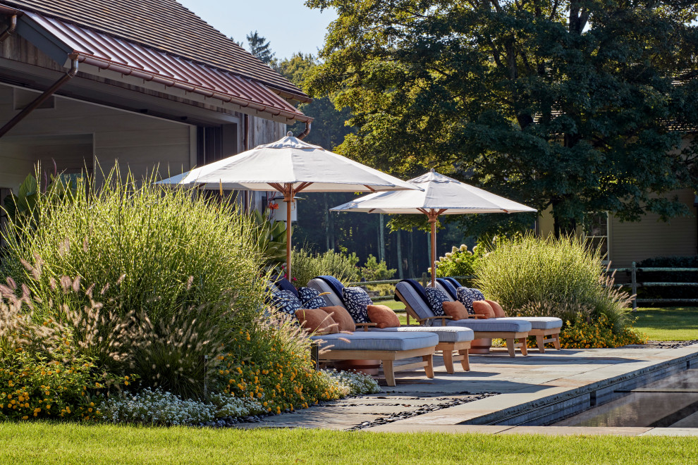 Immagine di un giardino country esposto in pieno sole di medie dimensioni e nel cortile laterale in estate con pavimentazioni in pietra naturale