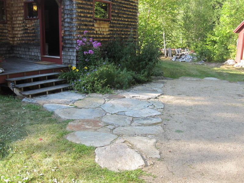 Foto di un ampio vialetto d'ingresso stile rurale davanti casa con pavimentazioni in pietra naturale