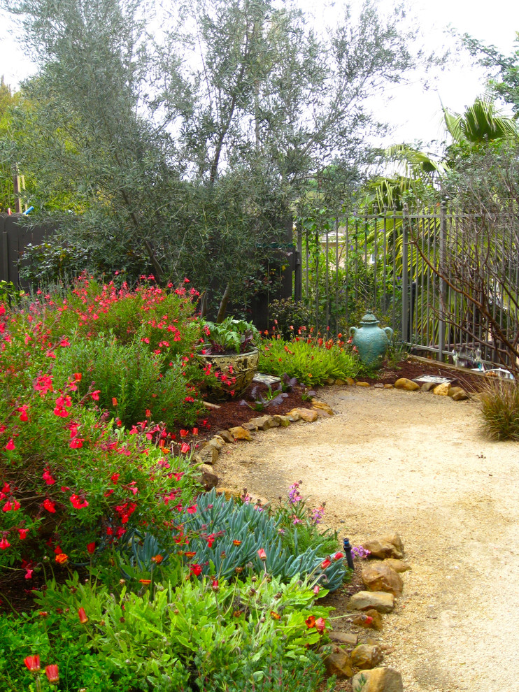 Стильный дизайн: участок и сад на заднем дворе в средиземноморском стиле с покрытием из гравия - последний тренд